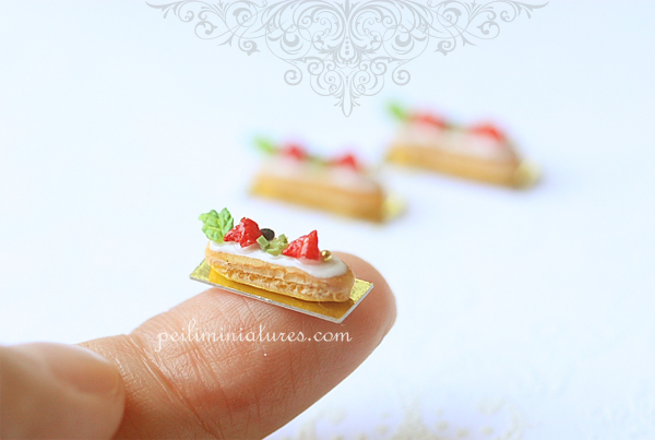 Mini Eclairs - Strawberry and Vanilla - 1/12 Dollhouse Miniature Scale