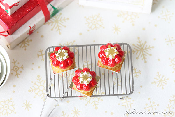 Dollhouse Miniature Food - Christmas Snowflake Strawberry Tarts