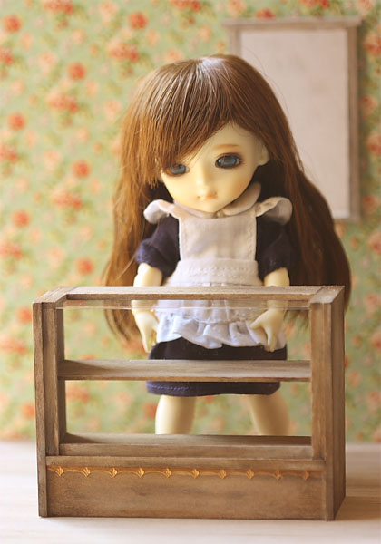 Dollhouse Miniature Antique Brown Cake Display Shelf