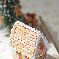 Dollhouse Miniature Food - White Christmas Cobblestone Gingerbread House